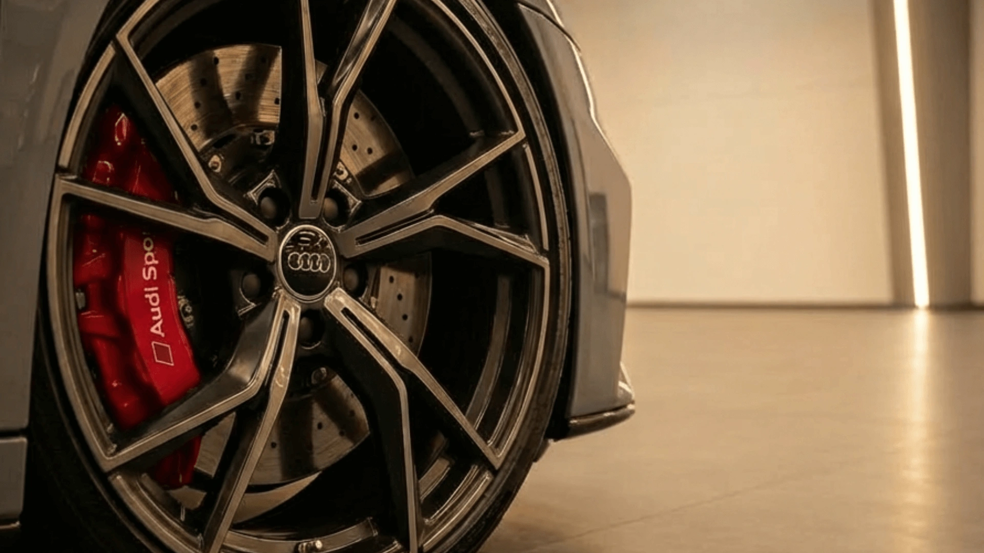 Audi R8 Felge mit roter Sportbremsanlage im Detail